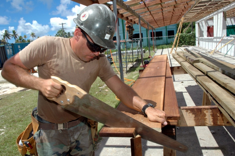 ebeniste-SAORGE-min_worker_construction_building_carpenter_male_job_build_helmet-893290